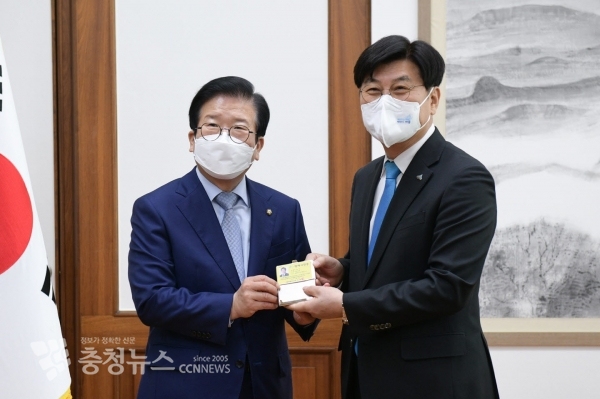 이춘희 세종시장(우), 박병석 의장 명예시민증 전달