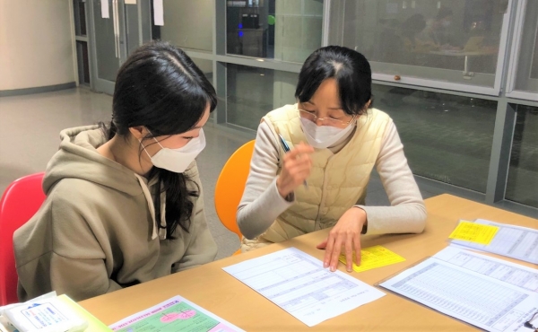 배재대 대학일자리플러스본부 취업지원관이 생활관 입주 학생과 진로·직무탐색 상담을 하고 있다.