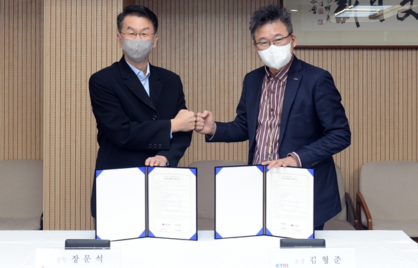 왼쪽부터 LG전자 장문석 CTO 부문 전무, ETRI 김형준 지능화융합연구소장