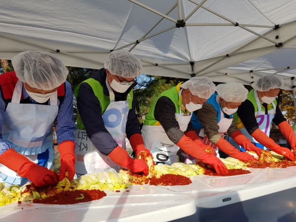 서구자원봉사센터 등 지역 유관 기관과 함께 ‘김장나눔 사회공헌활동’ 참여 모습