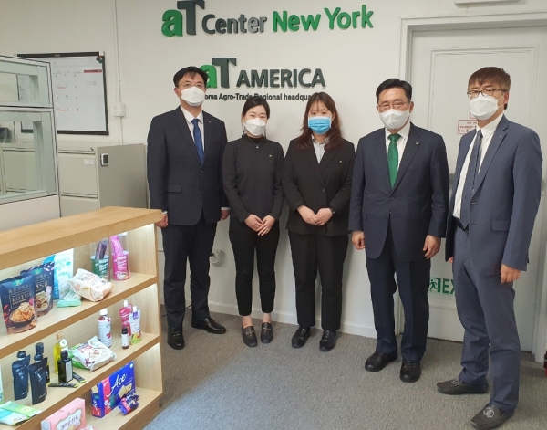 뉴욕지사 업무점검 현장 사진 * 한국농수산식품유통공사 김춘진 사장(우측에서 두 번째)
