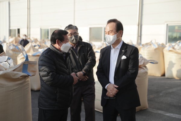 박상돈 천안시장, 공공비축미곡 출하 현장 방문  농민 격려 모습