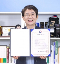 박정현 대덕구청장이 대덕경제재단 설립허가증을 들어 보이고 있다