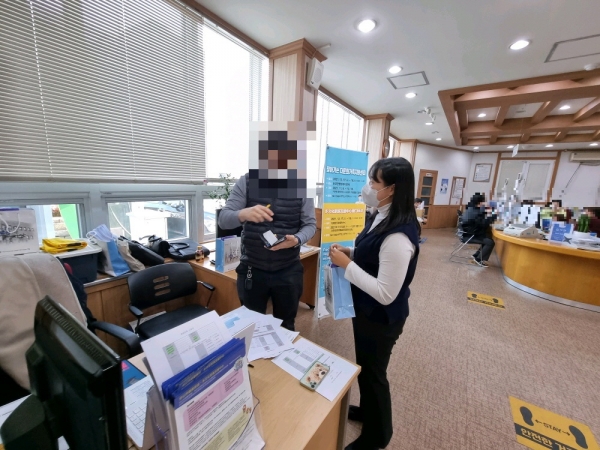 아산시 건강가정 다문화가족지원센터 직원이 외국인 주민에게 사업 홍보를 하고 있다