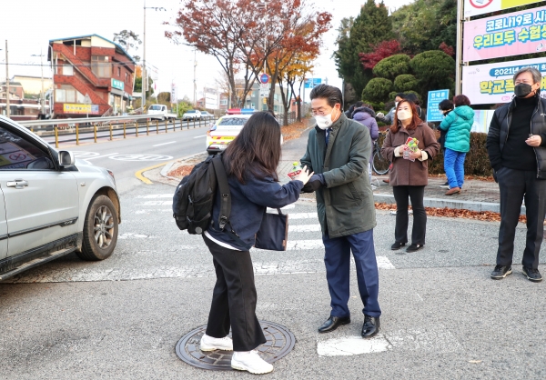 수능 수험생을 격려하는 김홍장 당진시장 모습
