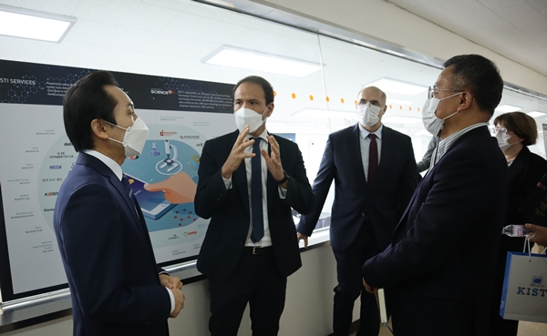 세드릭 오 프랑스 디지털 국무장관 KISTI 연구현장 방문 모습