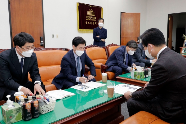 맹정호 서산시장이 18일 국회를 방문해 최상대 예산실장을 만나 주요 사업들을 설명하는 모습