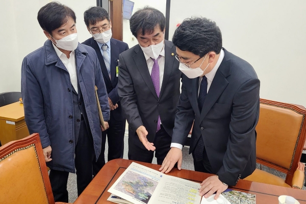 맹정호 서산시장이 18일 국회를 방문해 맹성규 예산결산위원회 간사를 만나 주요 사업들을 설명하는 모습