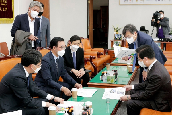 맹정호 서산시장이 18일 국회를 방문해 조창상 행정국방예산심의관을 만나 주요 사업들을 설명하는 모습
