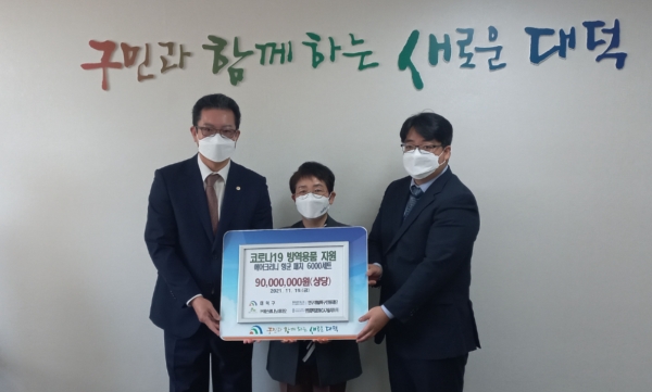 특구재단 김인신 본부장과 대덕구청 박정현 구청장, 연구소기업 ㈜에스엠나노바이오 황윤구 대표가 대덕구청에서 방역용품 기부 후 기념사진. (왼쪽부터) 특구재단 김인신 경영지원본부장, 대덕구청 박정현 구청장, ㈜에스엠나노바이오 황윤구 대표