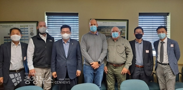 한국농수산식품유통공사 김춘진 사장(좌측 3번째), Zen-Noh Grain Corporation General Manager Chris Frederking(좌측 4번째)