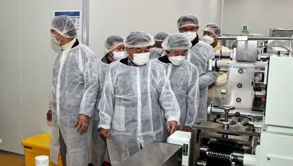 해나루한과 가공장 준공식 후 내부를 둘러보고 있는 관계자들