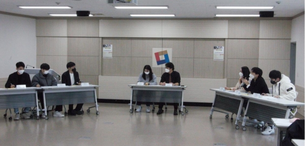 지난 20일에 진행된 결선에 참여한 학생들이 토론을 진행하고 있다.