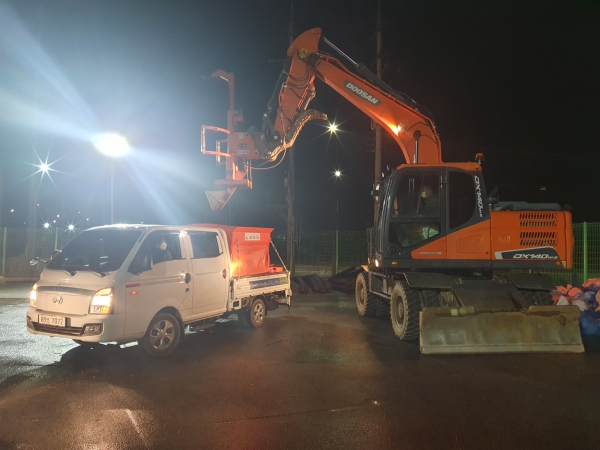 지난 22일 새벽 도로 제설 자체 훈련 장면