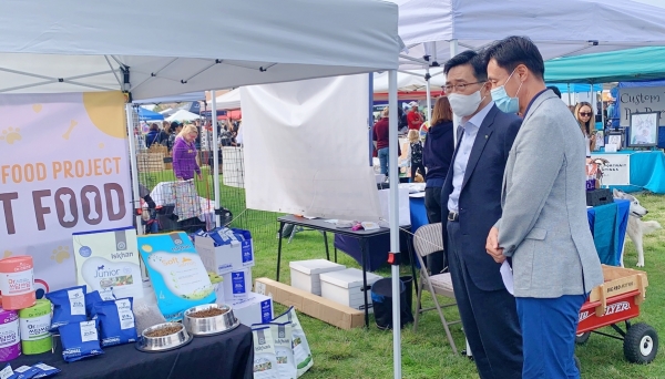 신규유망품목 펫푸드 홍보부스 점검 사진 * 한국농수산식품유통공사 김춘진 사장(좌측)