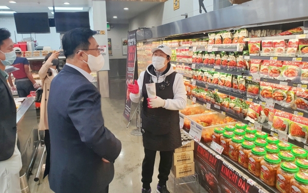 H-Mart 한국산 김치 판촉 홍보행사장 점검 사진 * 한국농수산식품유통공사 김춘진 사장(좌측)