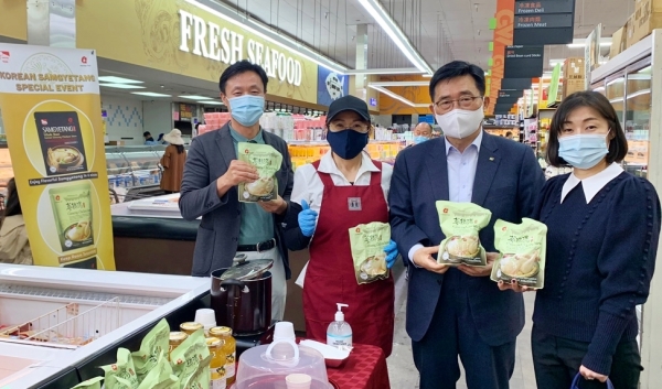 한국산 삼계탕 판촉 홍보행사장 점검 사진 * 한국농수산식품유통공사 김춘진 사장(우측 2번째)