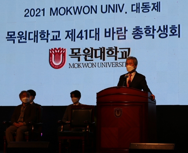 지난 22일 오후 목원대학교 체육관에서 열린 대동제 개막식에서 권혁대 총장이 축사를 하고 있다.