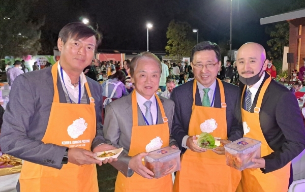 제1회 캘리포니아주 ‘김치의 날’ 행사 사진 * 한국농수산식품유통공사 김춘진 사장(우측 2번째), 박경재 LA총영사(좌측 2번째)