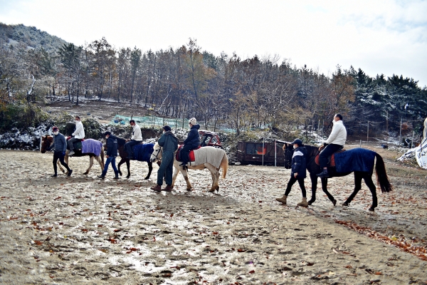 23일 서해승마클럽에서 추진한 장애인 단기스포츠체험강좌 승마체험 모습