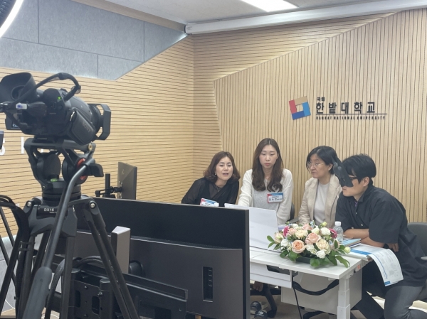 박현주 입학본부장(오른쪽에서 두 번째)이 관계자들과 함께 수험생들을 위한 수시모집 면접고사 대비 라이브 방송을 준비하고 있다.