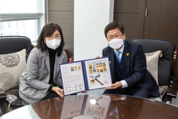 24일, 청사 접견실에서 최교진 교육감이 대한결핵협회 대전․세종․충남지부로부터 크리스마스 씰 수령 모습