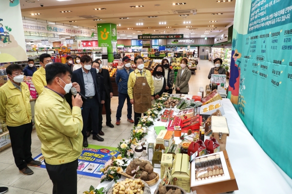 24일 당진농협 하나로마트에서 ‘당진강소농전’ 실시 모습