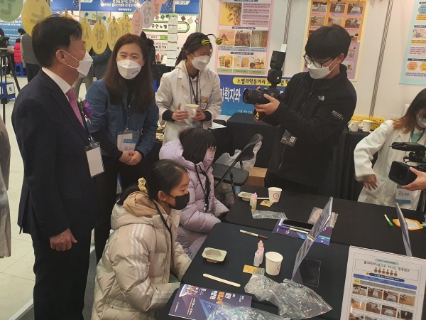 노벨과학체험전 및 노벨과학동아리 발표대회를 참관하고 있는 설동호 교육감 모습
