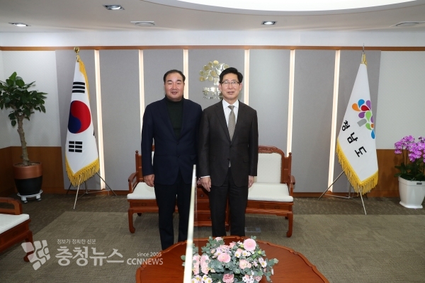 김거수 충청뉴스 대표와 양승조 충남지사가 간담회를 갖고 기념촬영을 하고 있다.