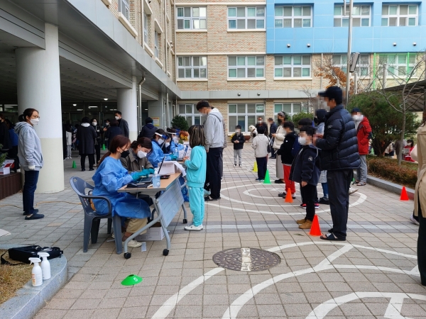 관내 학교 코로나19 이동선별진료소 운영 장면