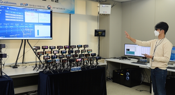 ETRI 연구진이 3.5GHZ 대역의 스마트폰 32대를 5G 스몰셀 기지국에 동시접속하여 기지국 최대 성능을 확인하고 기지국에 접속한 단말의 상태정보를 확인하는 모습