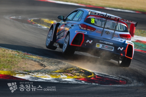 한국타이어의 고성능 레이싱 타이어를 장착한 TCR 대회 차량