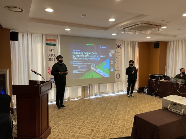 국가철도공단 분임조 'KR-INFINITE'가 11.23~26 제주스위츠호텔에서 진행된 2021 국제품질분임조대회에서 발표를 하고있다.