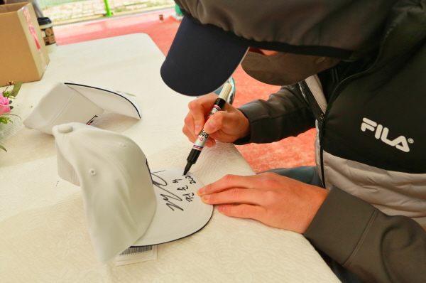 싸인하는 권순우 선수 사진