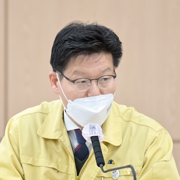 지난 29일 시청 대백제실에서 열린 12월중 업무보고회를 주재중인 김정섭 시장