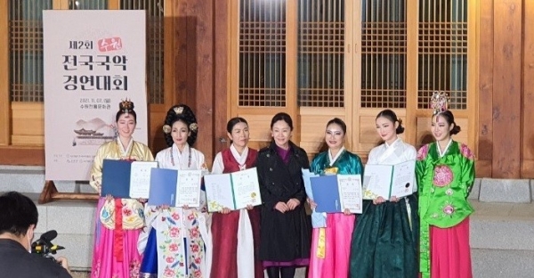 평생교육원 한국전통무용 수강생인 김귀례(왼쪽 둘째) 씨와 이기윤(왼쪽 셋째) 씨가 제2회 수원국악경연대회에 출전해 수상하고 있다