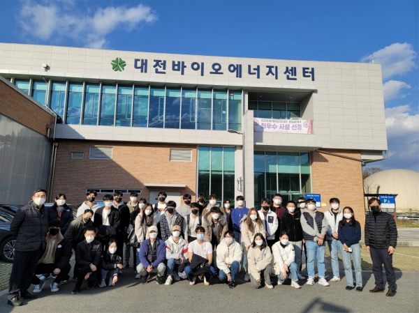 건설환경공학과 학생들이 지난 24일 대전바이오에너지센터 기업방문 및 직무체험을 실시하고 전체 기념촬영