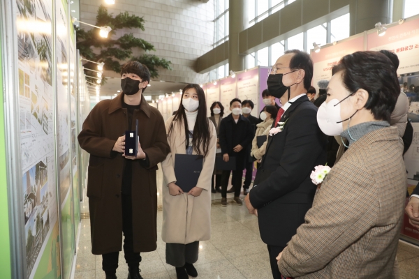 건축문화전에서 작품들을 둘러보고 있는 박상돈 천안시장