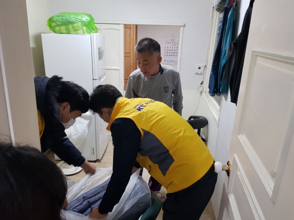 영남본부 직원들이 30일 중구노인복지관과 함께 독거노인에 토퍼 매트리스를 전달하고있다.