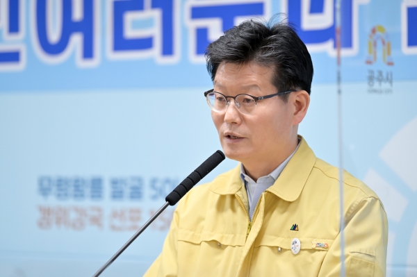 12월 1일 제155차 정례브리핑을 진행 하고 있는 김정섭 시장