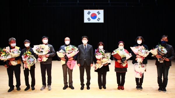 맹정호 서산시장이 1일 서산시문화회관에서 열린 사회복지의 날 기념식에서 사회복지 유공 수상자들과 기념촬영하는 모습