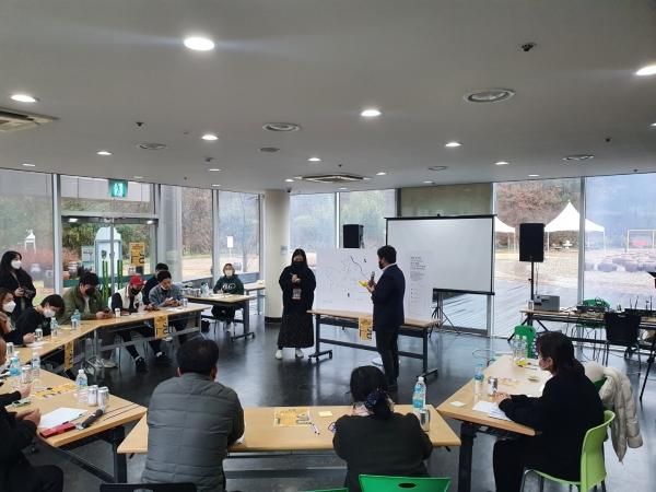 행사 참여자들이 ‘주민과 청년이 함께 그리는 도고 청년마을 지도’를 그리고 있다