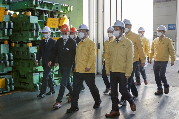 김부겸 총리, 산재 예방 위해 아산시 소재 제조업체 현장 방문 모습