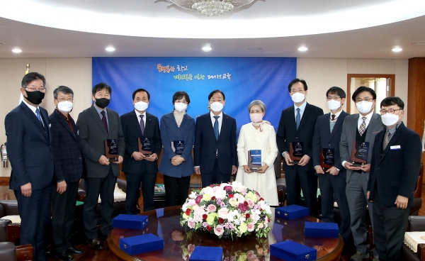 2021 블렌디드 러닝 수업 사례 공모전에서 선정된 학교를 대상으로 2일 표창패 수여 단체사진