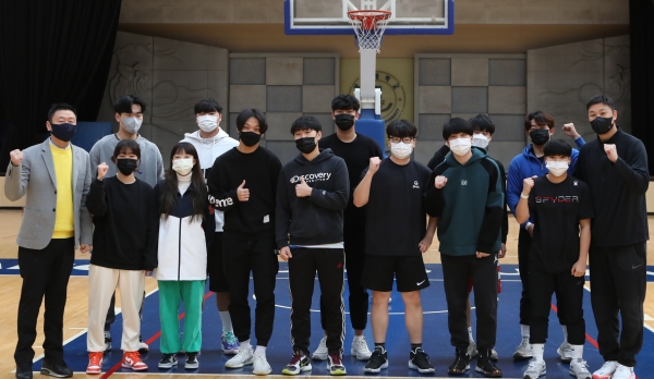 맨 오른쪽 끝 조성민선수가 학생들과 파이팅하고 있다.