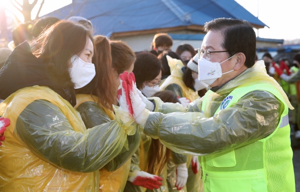 지난 4일 ㈜두드림 사랑나눔 봉사단과 함께 관내 어려운 이웃을 위한 연탄 나눔 봉사 실시