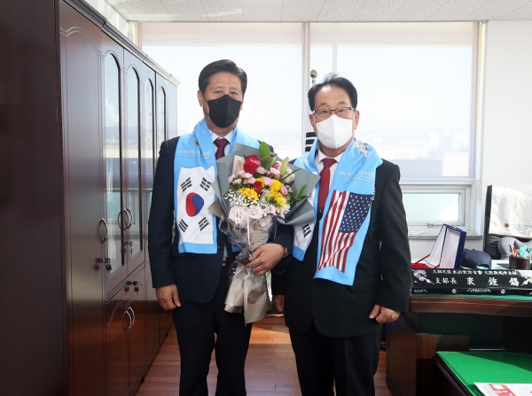 이희환 유성구 부의장, 국가유공자 예우증진 앞장 감사패 수상모습