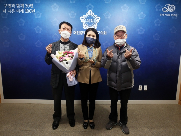 유성구의회 이금선 의장,봉산동 주민들로부터 지역발전 공로 감사패 수상 모습