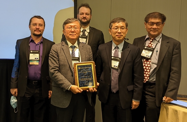 한국원자력연구원 혁신계통안전연구부 송철화 박사(완쪽 두 번째)가 미국원자력학회 학술상을 수상했다.