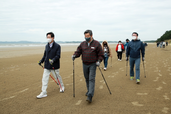 지난 10월 16일 남면에서 열린 해양치유 프로그램에 참여한 가세로 군수 및 양승조 도지사.